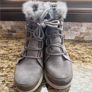 Sorel Boots Gray with Green Strip in back. Size 7.5